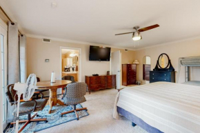 Country Club Living - Suite 2